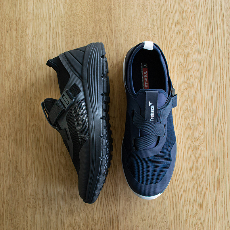 Treksta 572 sneakers with FIDLOCK shoe fastener in black and blue, shown from front and side