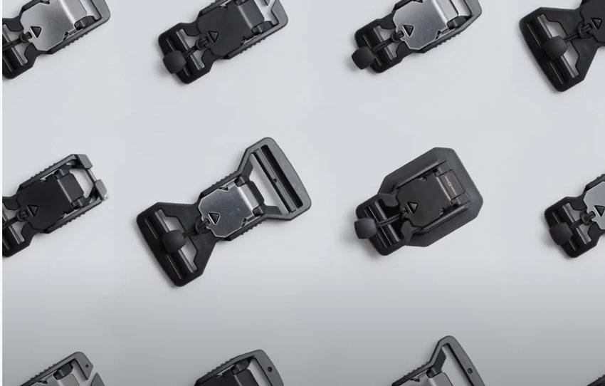 V-BUCKLE  self-securing magnetic fastener