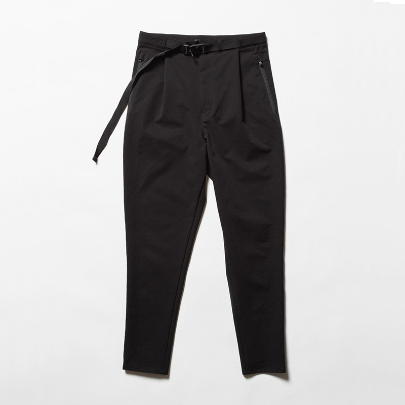 black pants with V-BUCKLE 25 in black as belt buckle