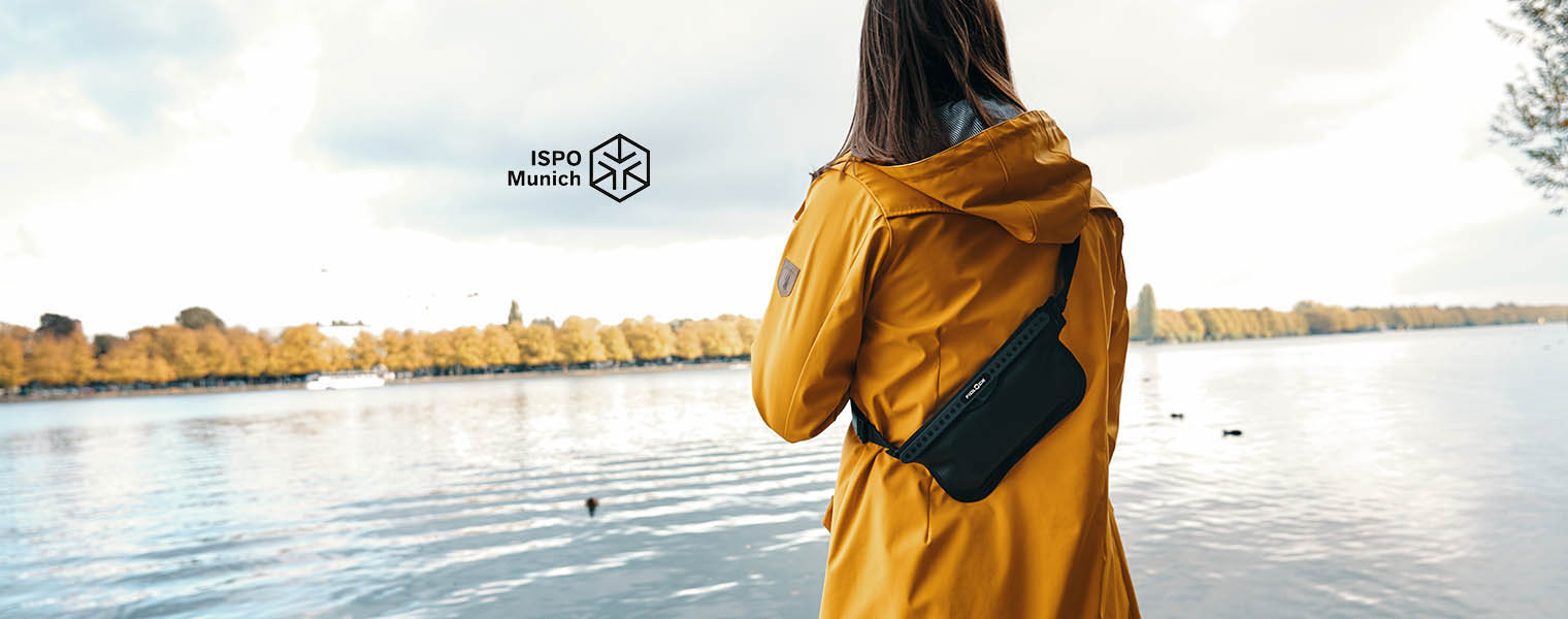 Titel image ISPO review story - girl at the lake with HERMETIC sling bag