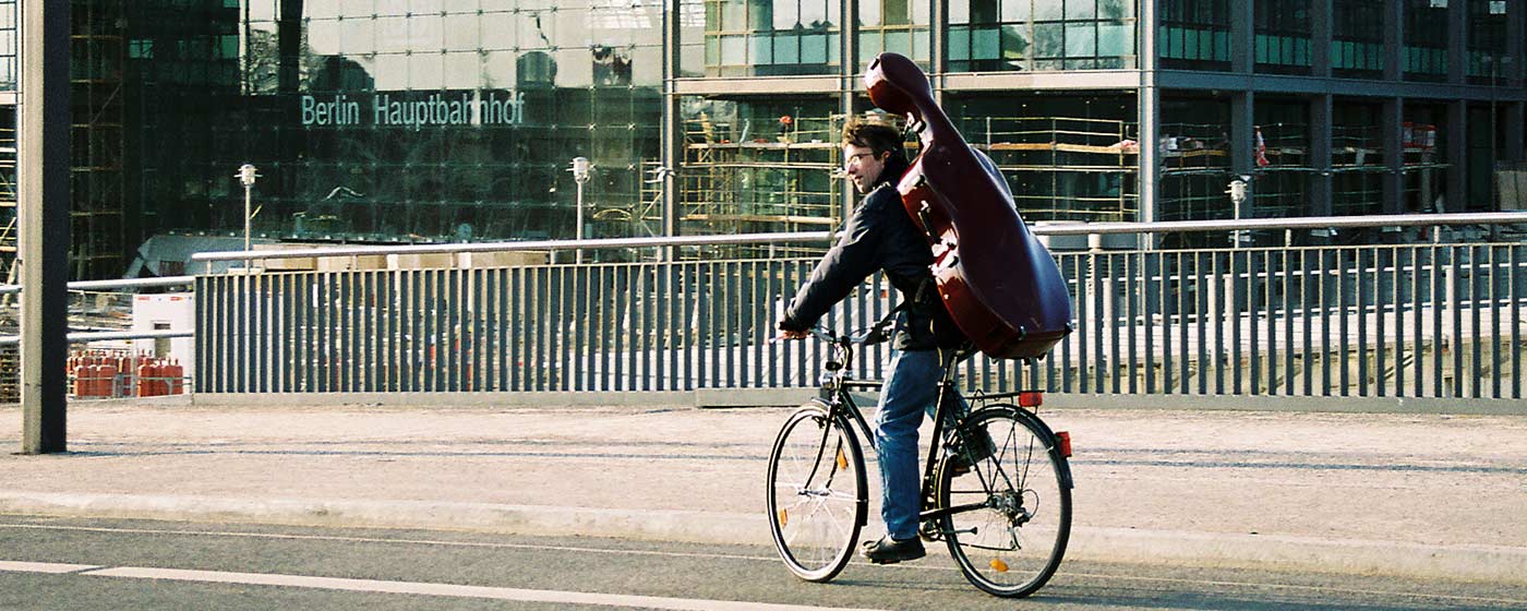 Joachim fielder biking in Berlin with the Fiedler Carrying system
