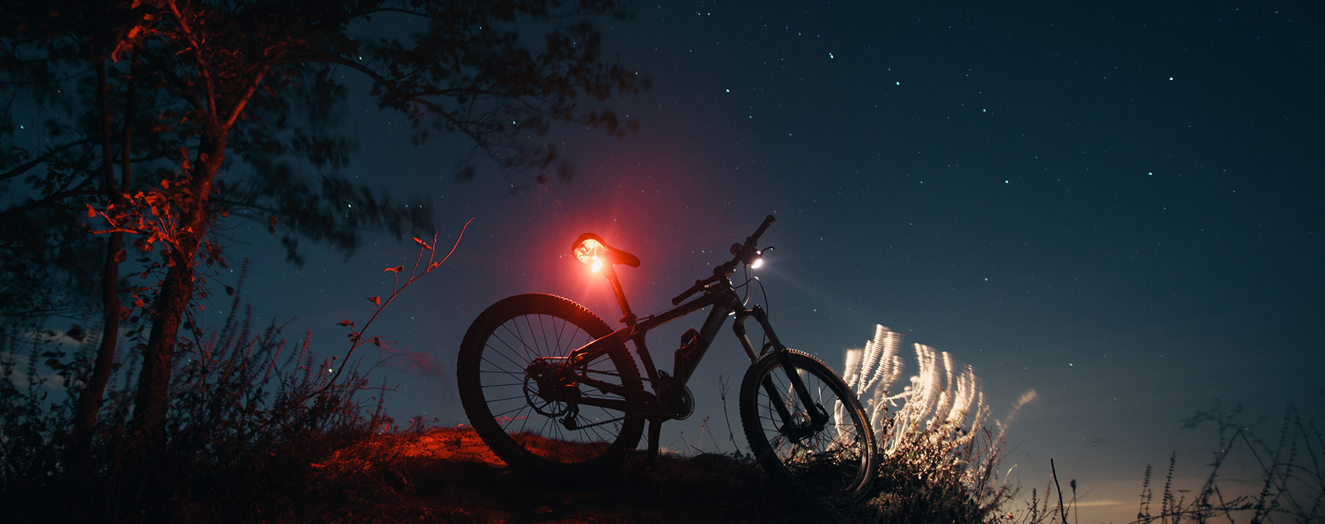 Bike at night with bright lights - titel for MonkeyLink components with FIDLOCK interface