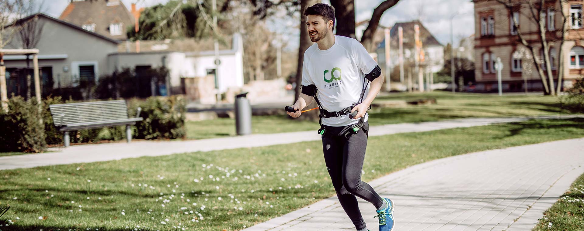 Man exercising with the CORunning belt featuring FIDLOCK magnetic fasteners