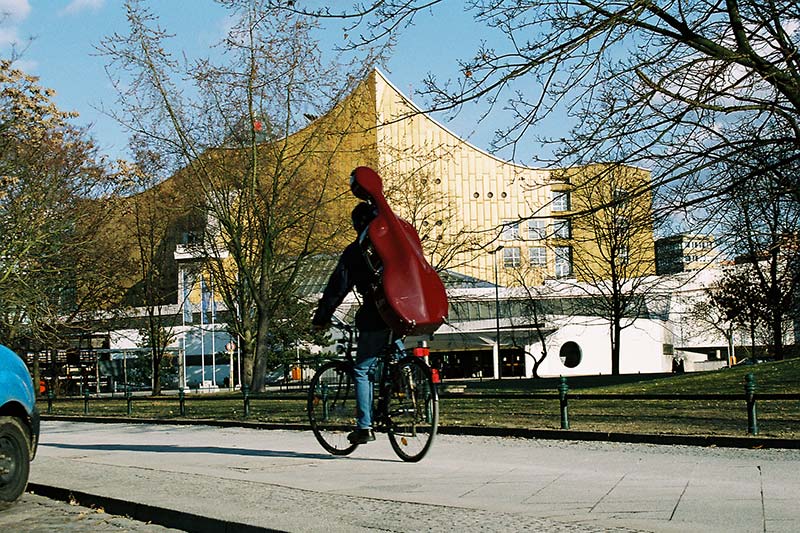 FIDLOCK founder Joachim cycling with his carrying system for cello cases