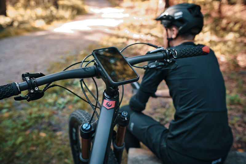 Bike with a FIDLOCK VACUUM smartphone mount with biker in background