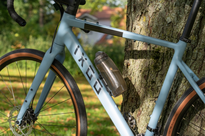 IXGO bike with FIDLOCK bottle
