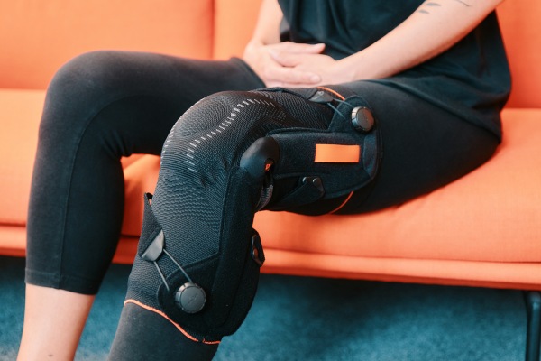 Woman wearing orthesis with FIDLOCK buckles