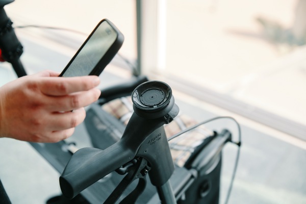 walker with FIDLOCK Vaccuum phone attachment