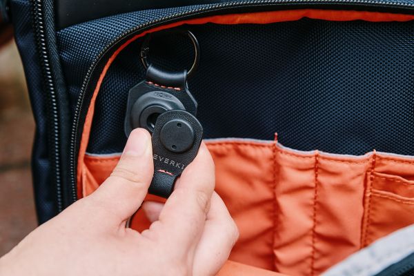 removing the keychain from the bagpack 