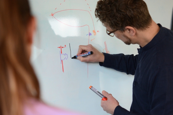 fidlock-custom development-meeting-situation-demonstration