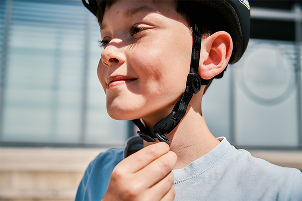 lifeshot of  a helmet with fidlock fastener 