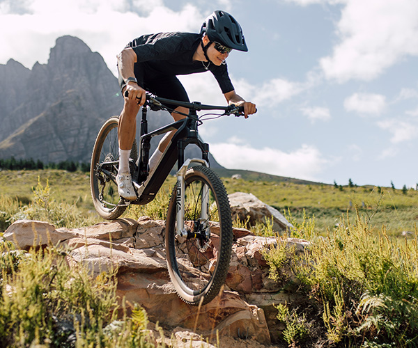 lifestyle picture of the bergstrom e-mtb 