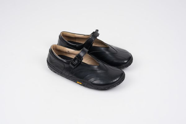 shoe hthree with fidlock fastener perspective view 