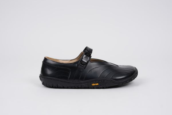 side view of the hthtree shoe with v buckle fastener 