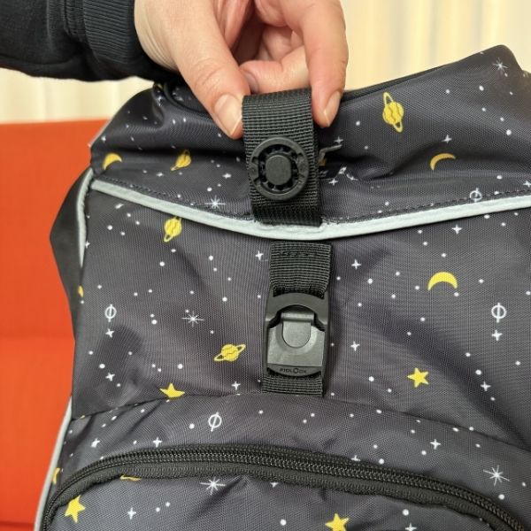 schoolbag opener with fidlock fastener