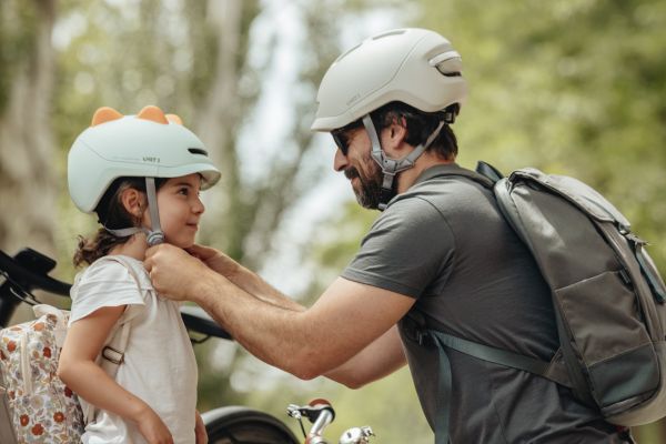 closing the fastener on the uni1 helmets 