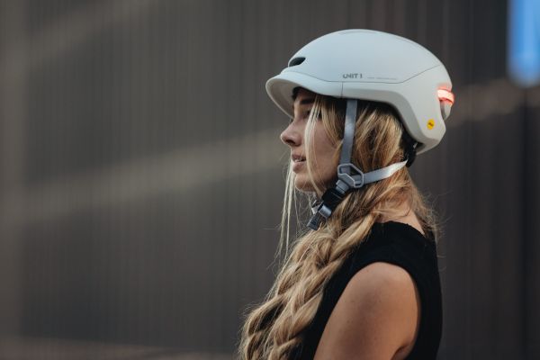 lifeshot of the unit 1 helmet with fidlock fastener