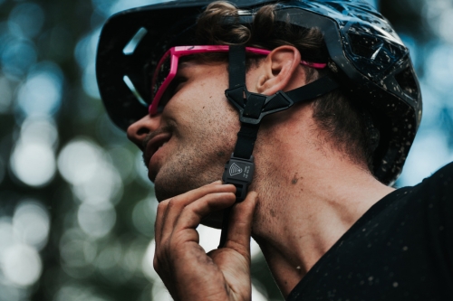 Man wearing helmet with FIDLOCK buckle