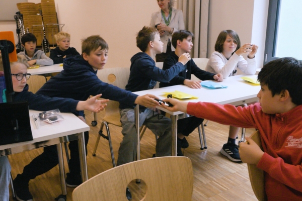 fidlock presentation kids at school 