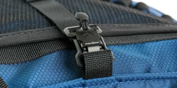 close up v-buckle 