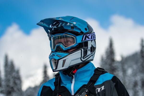 Blauer Schneemobil-Helm von Klim mit dem Verschluss HOOK 25 alu