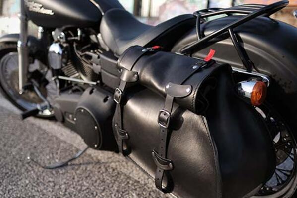 Preview for Ends Cuoio's application of the FIDLOCK HOOK - Motorbike featuring the bag