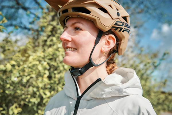 preview picture of the mavic helmet with fidlock buckle 