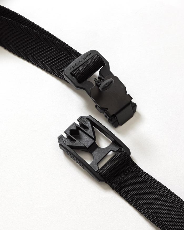 close-up of sling bag staps with V-BUCKLE 25