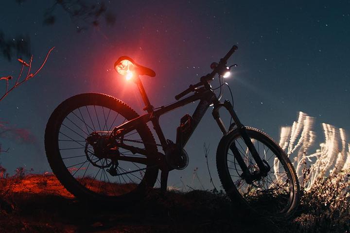 Preview - bike with lights - click here to learn more about elektric connection modules by FIDLOCK 