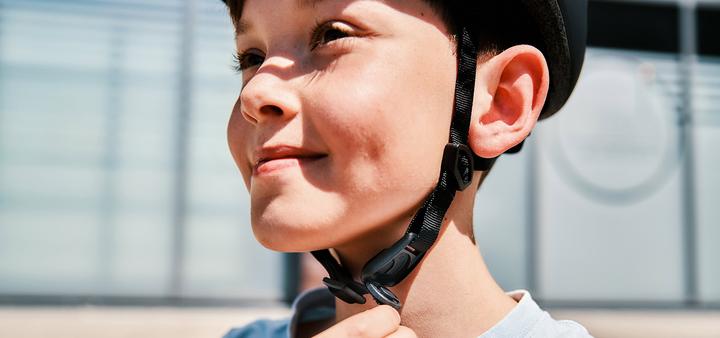 Title image of the COINTRAP introduction showing a boy in a helmet with COINTRAP fastener