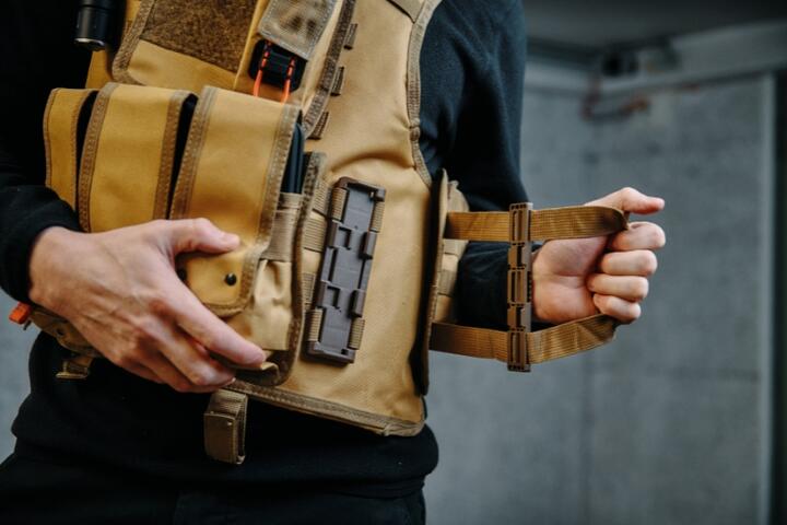 Beige tactical vest with FIDLOCK buckles