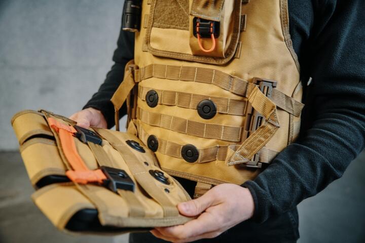 Beige tactical vest with FIDLOCK buckles