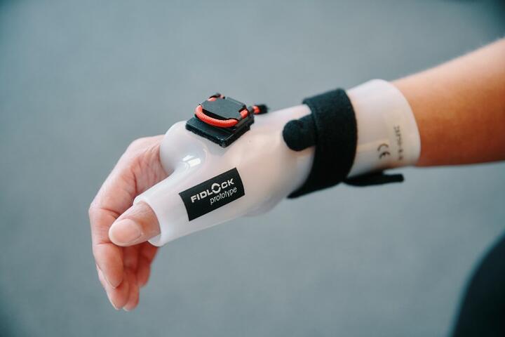 Schiene an Hand mit FIDLOCK Verschluss