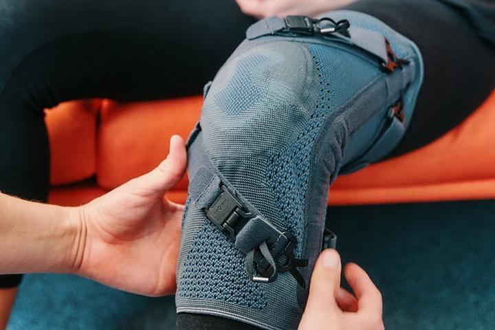 Orthese mit FIDLOCK Verschlüssen wird angepasst am Bein