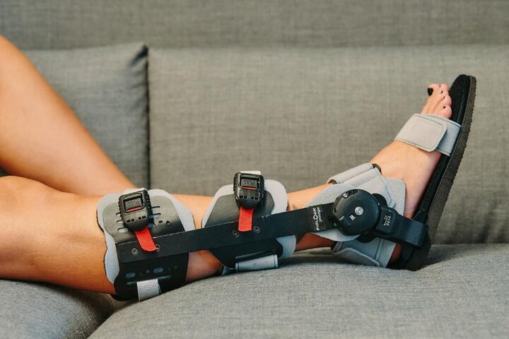 Bein mit Orthese mit FIDLOCK Verschlüssen