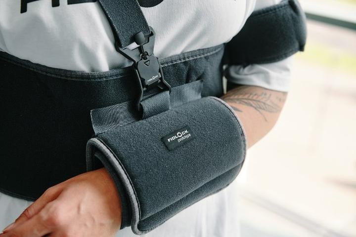 Arm in medizinischer Schlinge