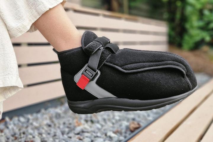 Streifeneder medical shoe with FIDLOCK buckle