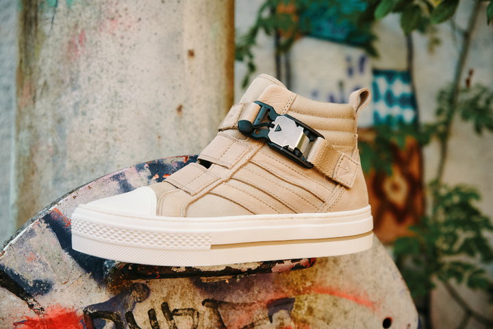 Beige high sneaker with FIDLOCK V-BUCKLE