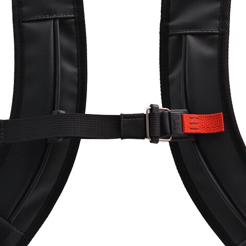HOOK 20 sternum strap on chest strap of a backpack - example of using the buckle
