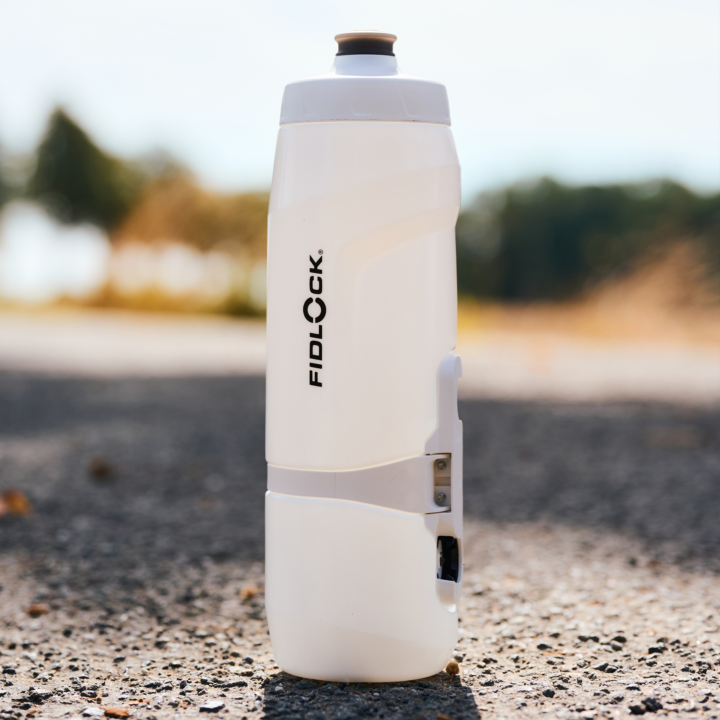 TWIST-bottle-800-polar-white_outdoor-(31)_2500x2500