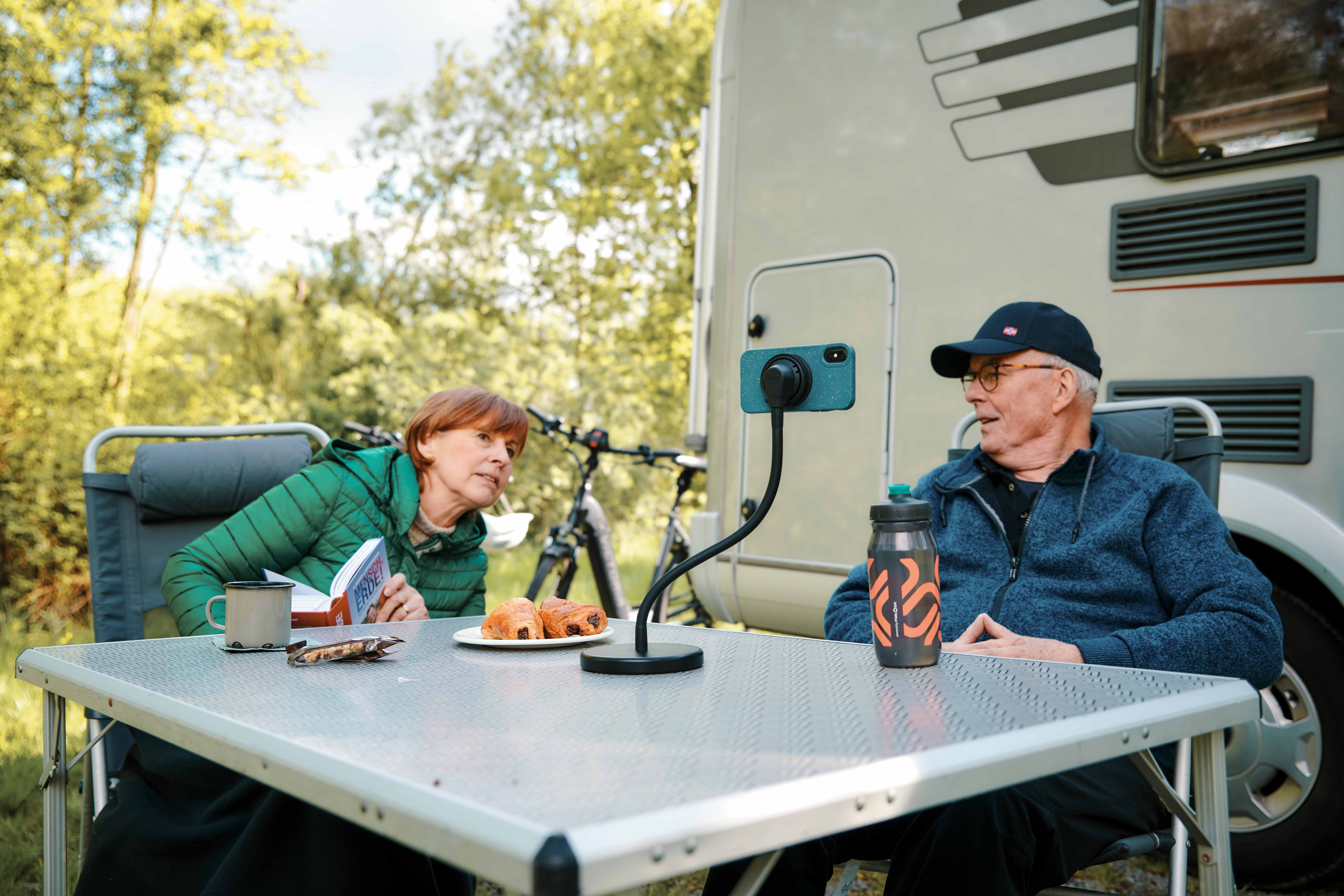 FIDLOCK-VACUUM-flex-desk-base-beim-Camping-draußen
