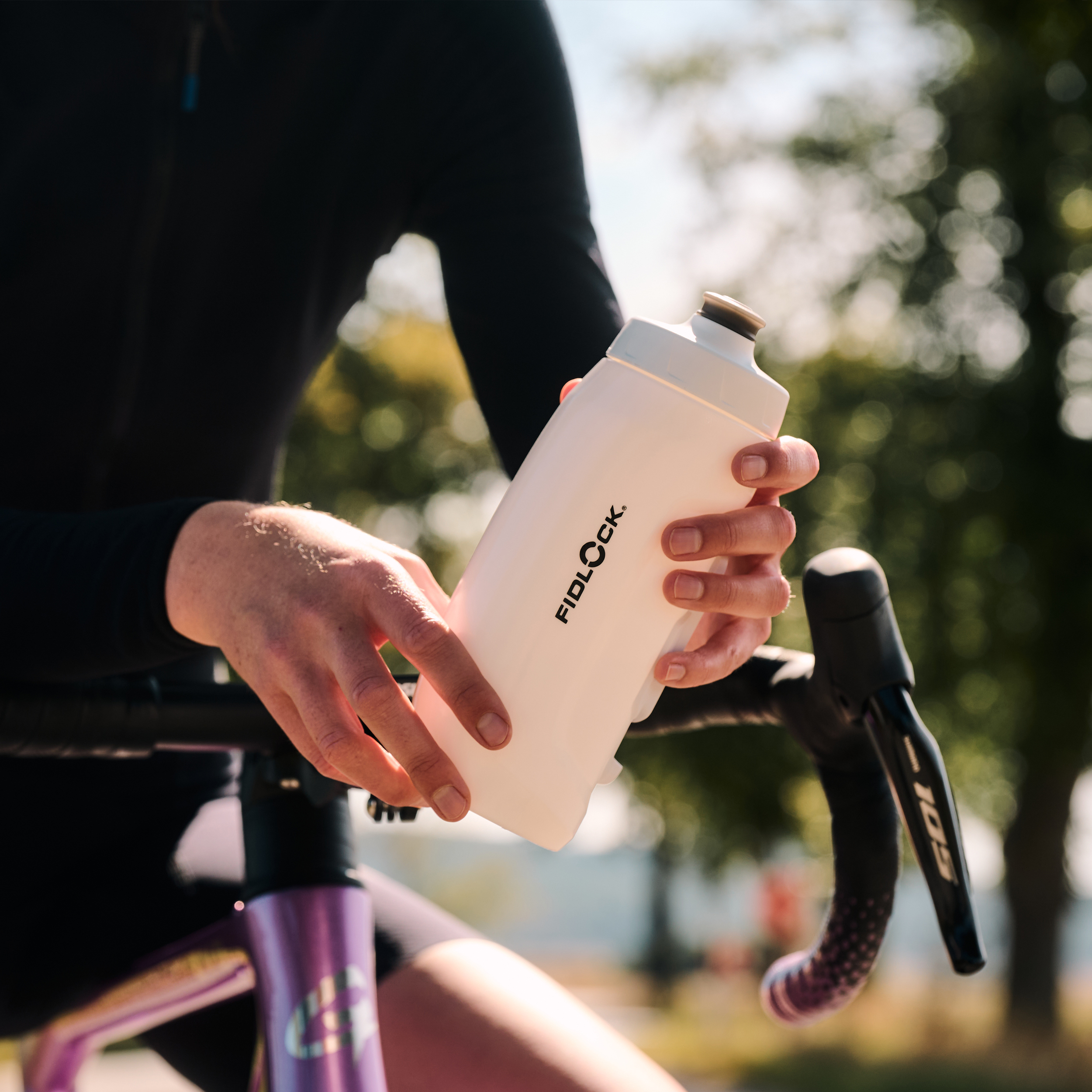 TWIST-bottle-590-polar-white_outdoor-(41)_2500x2500