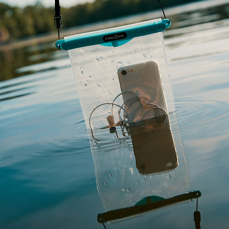 FIDLOCK-HERMETIC-dry-bag-maxi-petrol-smartphone-in-water