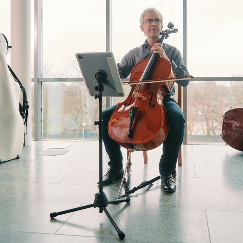 VACUUM-uni-tripod-base_auf_Notenstnder_KundM_Cello-Spiel_Joachim