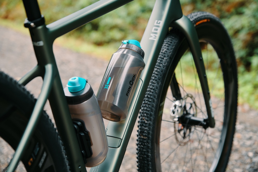 Fidlock Twist Magnétique Bouteille de Vélo 590 (Avec Saleté Housse) + Base Fidlock Twist Magnétique Bouteille de Vélo 590 (Avec Saleté Housse) + Base