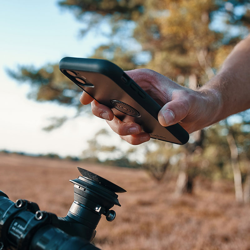 FIDLOCK-VACUUM-ahead-cap-base-outdoor-hand