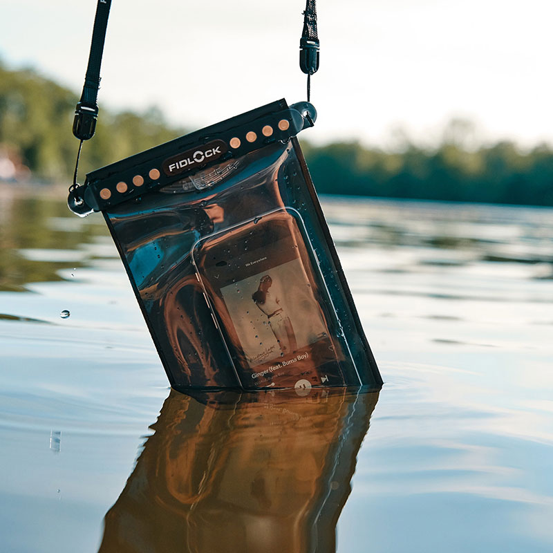 FIDLOCK-HERMETIC-dry-bag-medi-smartphone-in-the-water