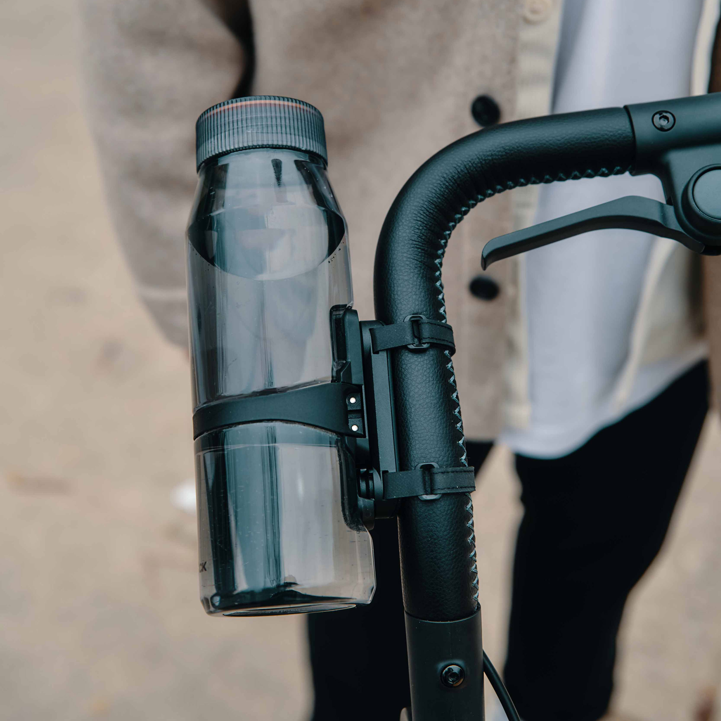 FIDLOCK_TWIST_stroller-base_mit-TWIST-bottle-700-life-befestigt_am tfk