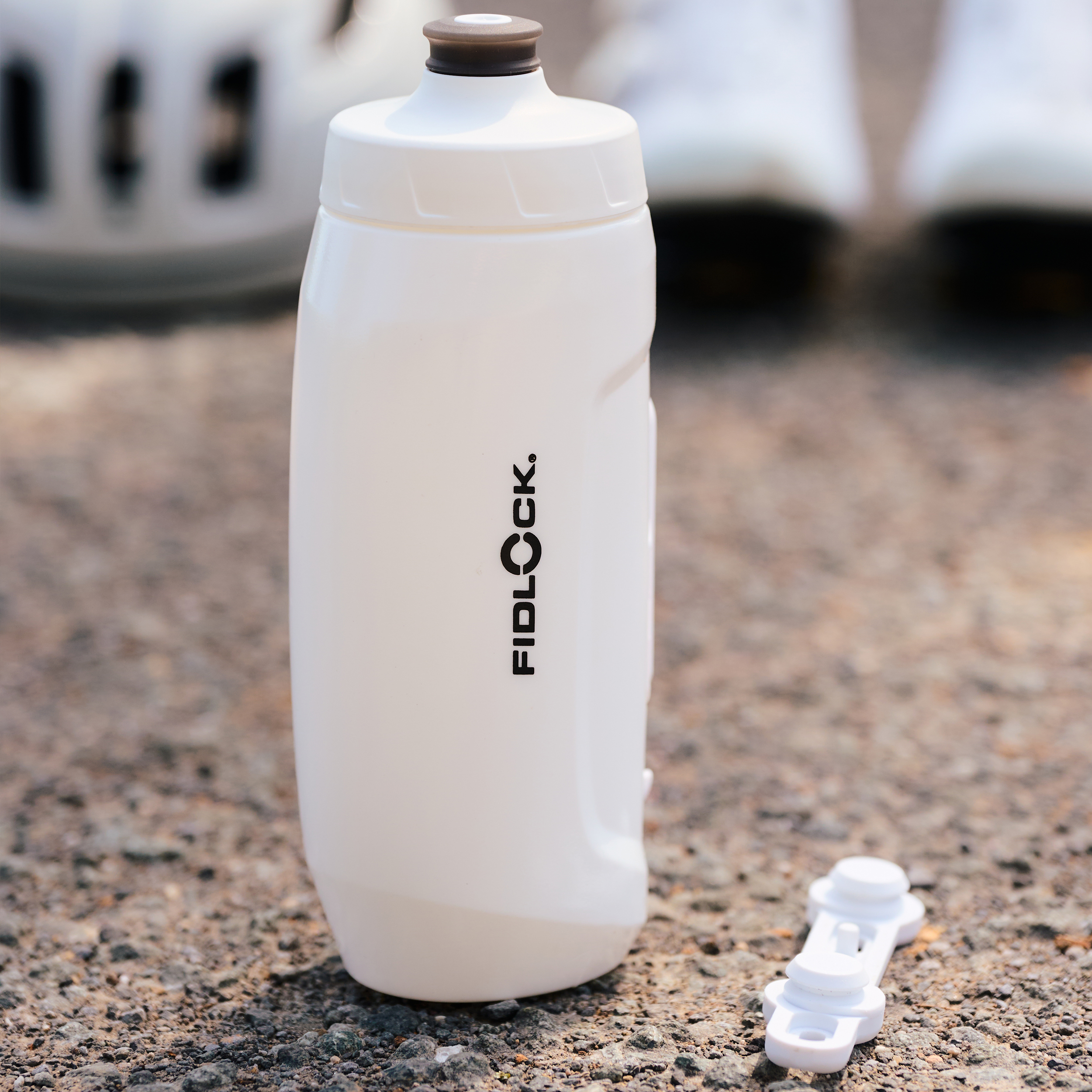 TWIST-bottle-590-polar-white_outdoor-(52)_2500x2500