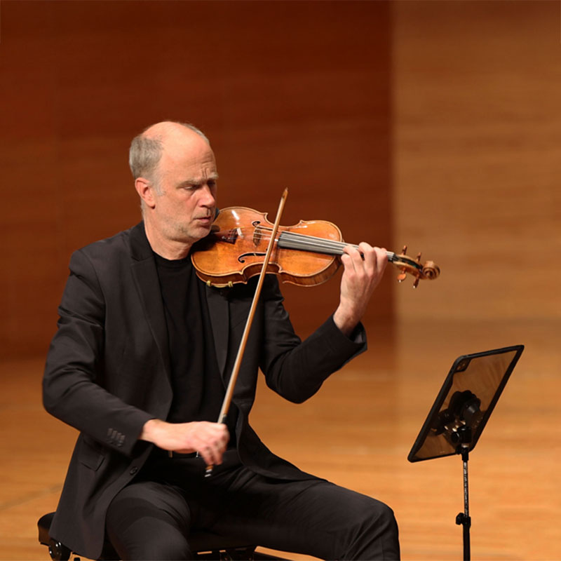 VACUUM-uni-tripod+case_Florian-Donderer-sitzend_800x800